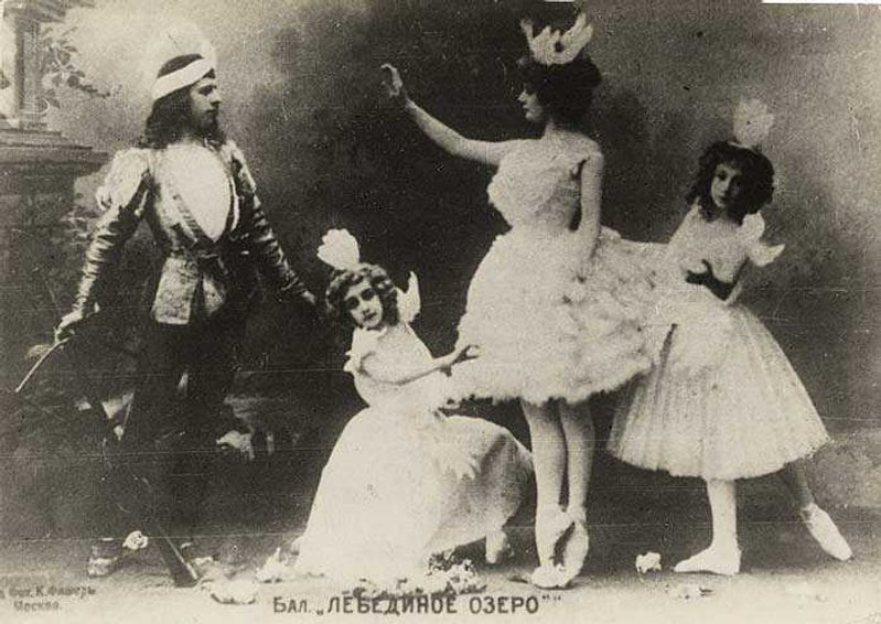 Adelaide Giuri as Odette and Mikhail Mordkin as Prince Siegfried with two unidentified children as Little Swans in Alexander Gorsky's staging of the Petipa/Ivanov Swan Lake for the Bolshoi Theatre, Moscow, 1901