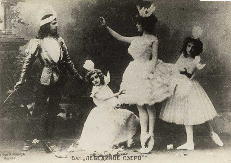 Adelaide Giuri as Odette and Mikhail Mordkin as Prince Siegfried with two unidentified children as Little Swans in Alexander Gorsky's staging of the Petipa/Ivanov Swan Lake for the Bolshoi Theatre, Moscow, 1901